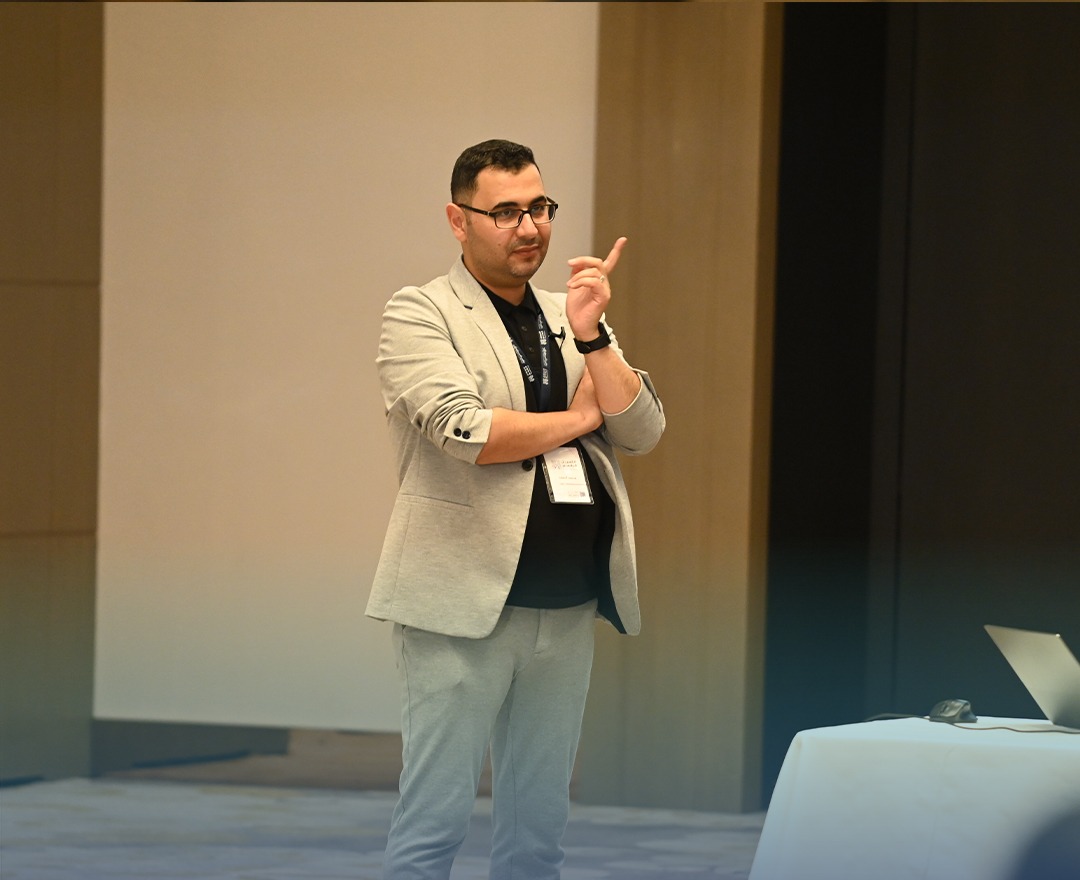 محمد العابد متحدثاً في ورشة إدارة المنتج